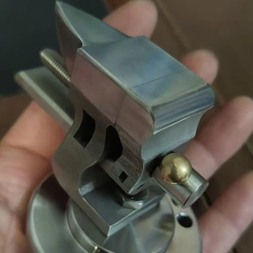 Close view of the stepped jaws, the V-groove and the horn behind the fixed jaw