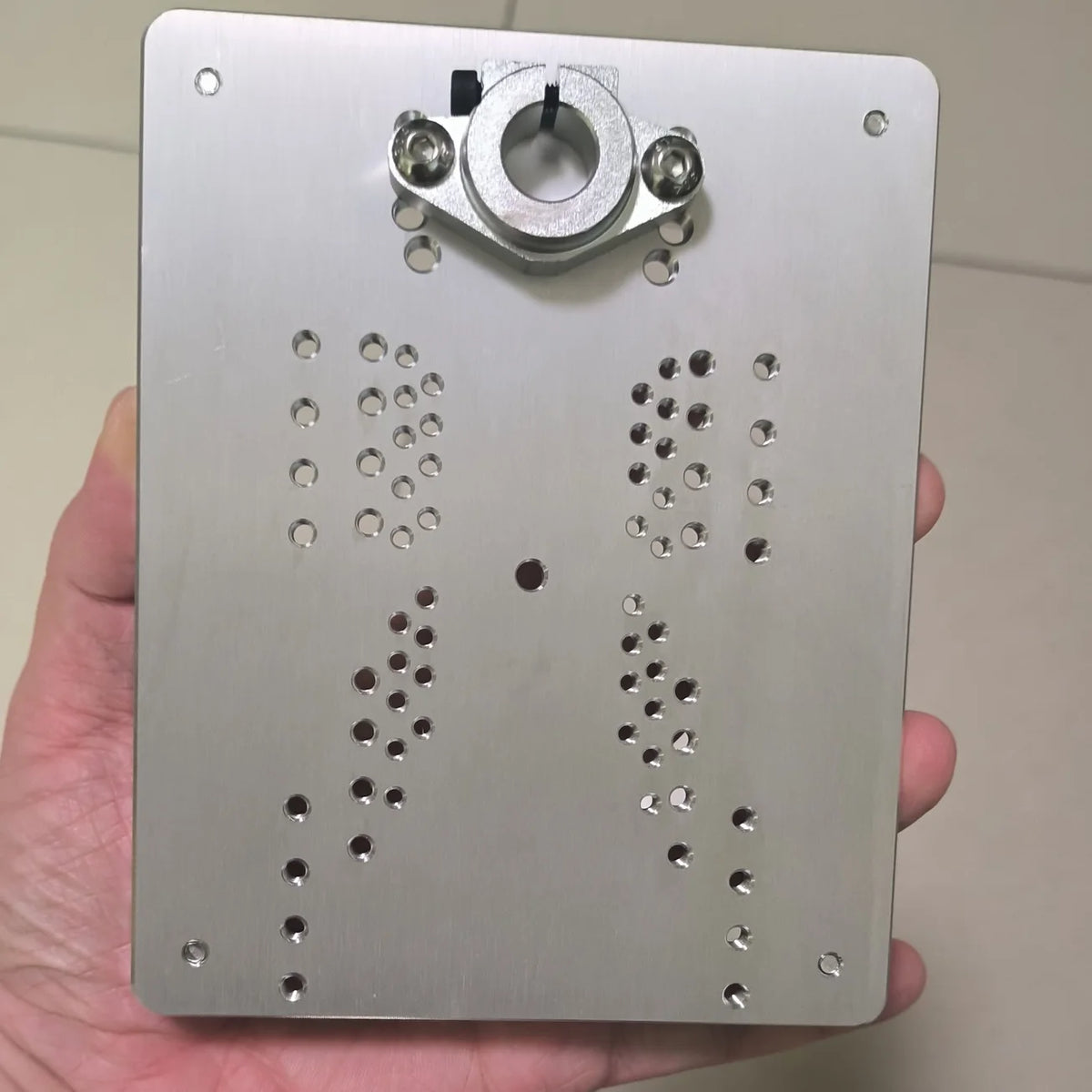 Aluminium base plate 120 by 150 mm with a split clamp collar for the column