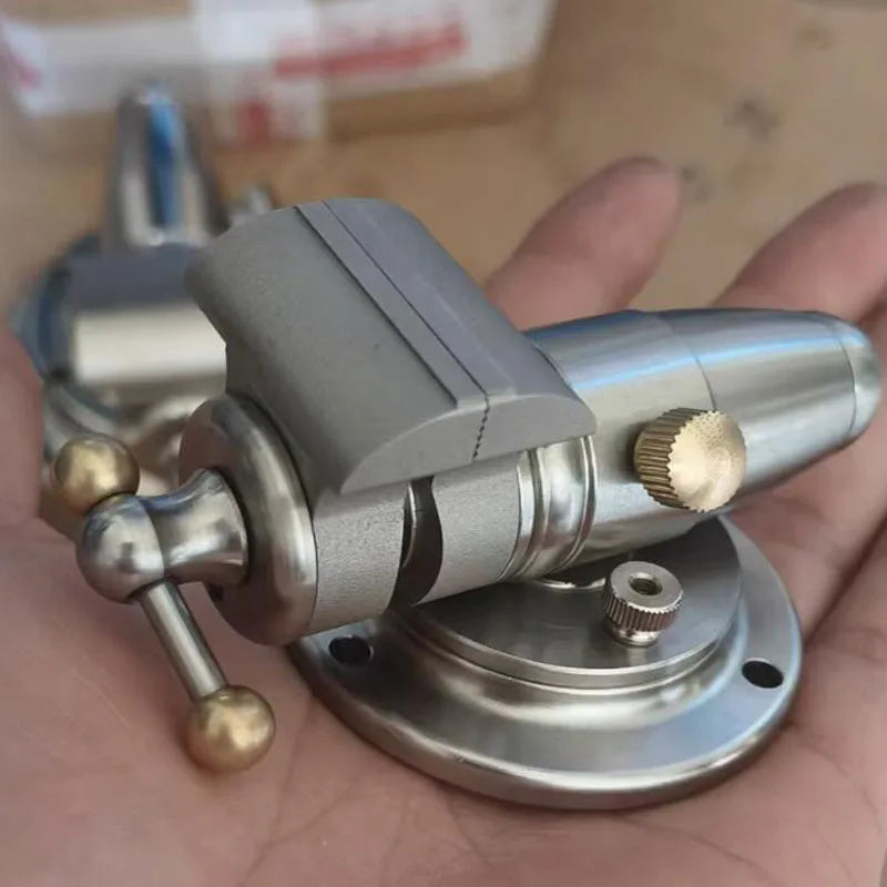 Jaws open, showing the 30 mm capacity